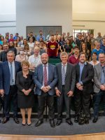 Foto dos convidados e autoridades no auditório do SCA.